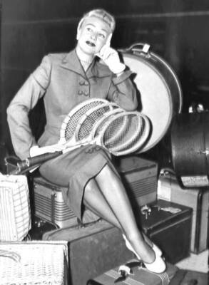 Ginger Rogers as she arrives for the tennis competitions in Forest .. Old Photo