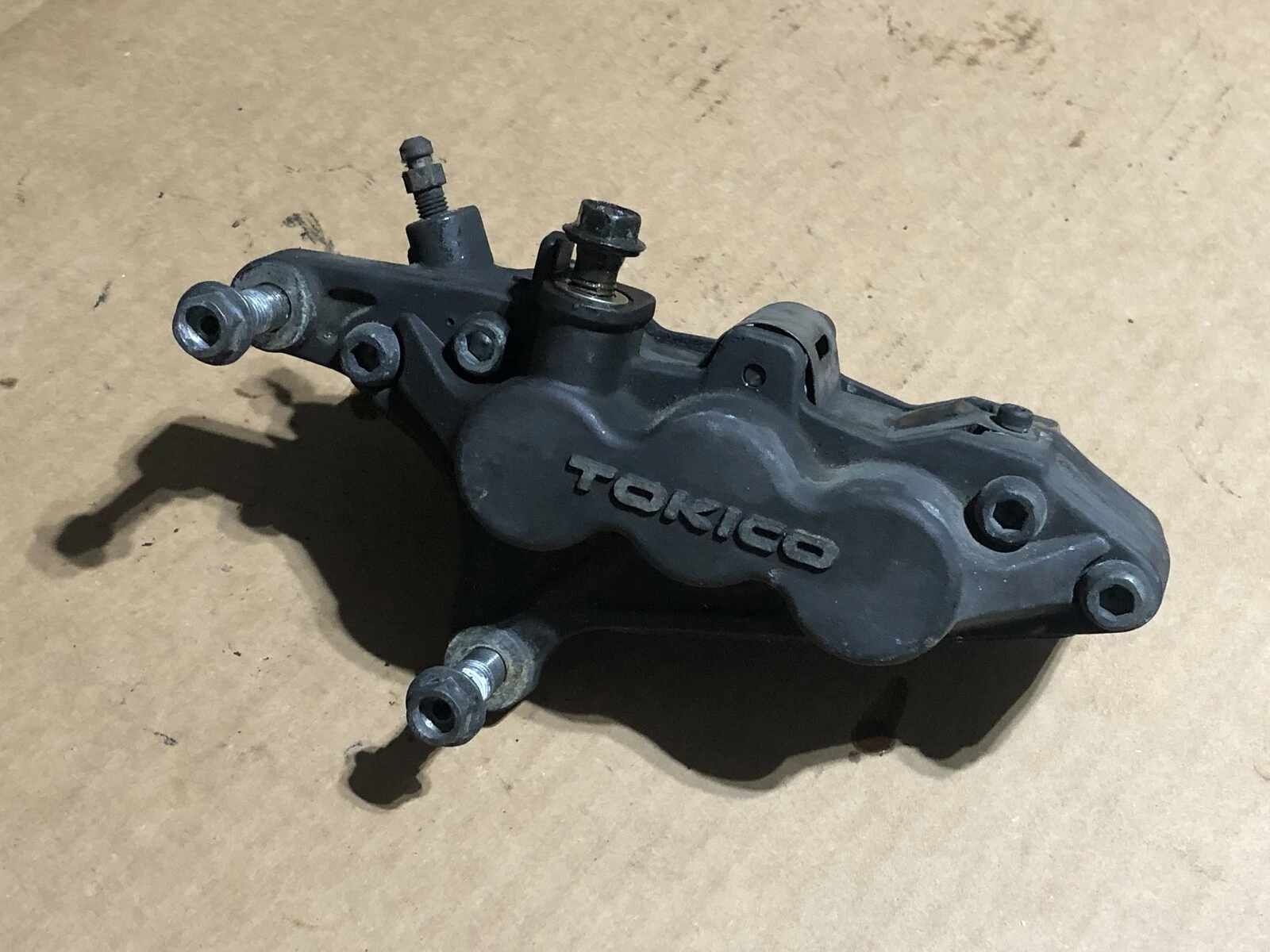 2000 Suzuki GSXR600 OEM LEFT L FRONT BRAKE CALIPER 018
