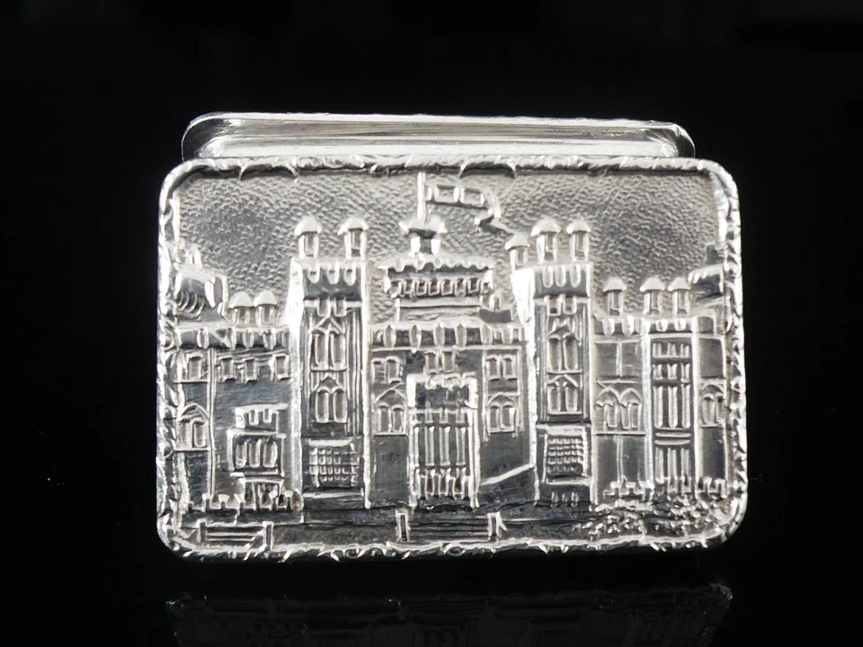 Sterling Silver Castle Top Pill or Snuff Box Windsor Castle, S J Rose & Son 1973 - Image 4 of 4