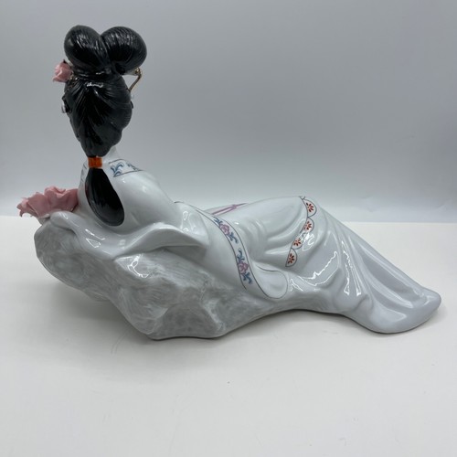 Japanese Geisha Sitting Porcelain Figurine Statue Floral Collectors Item - 第 5/12 張圖片