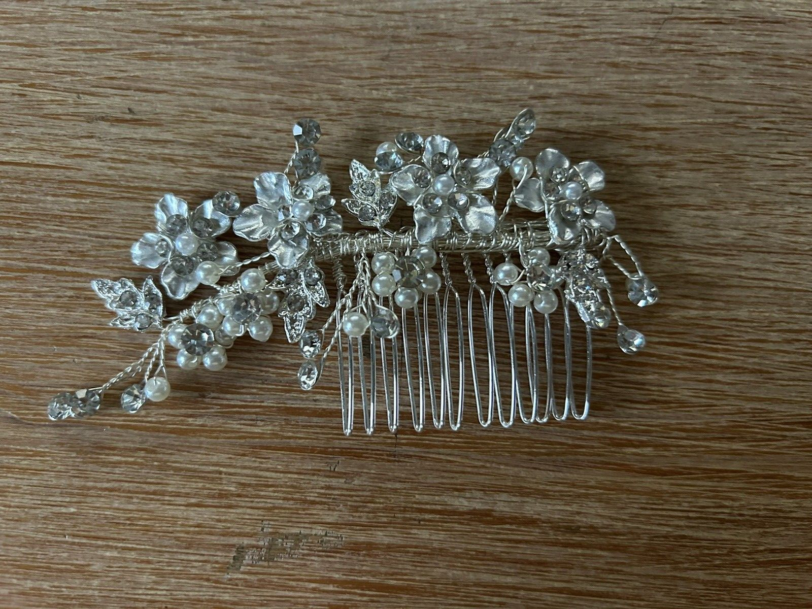 Haarschmuck, verspielt mit Perlen und Blüten. Perfekt für jede Brautfrisur