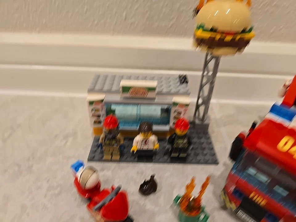 LEGO City 60214 Burger Bar Fire Rescue 100 % complete no box no manual - Image 3 of 4
