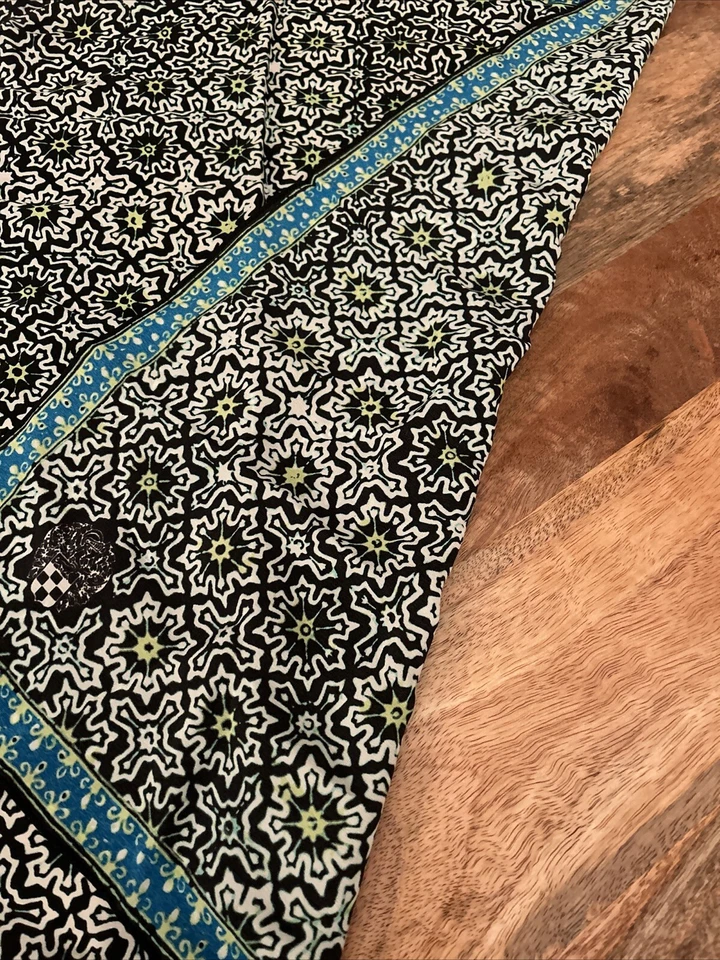 "Bufanda Vince Camuto 24x24"" 100 % seda" Foto 4 de 4