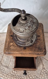 Schöne alte Kaffeemühle Garantie geschmiedetes Werk 4 Sterne Höhe 24 cm.