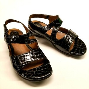 clarks black patent leather sandals