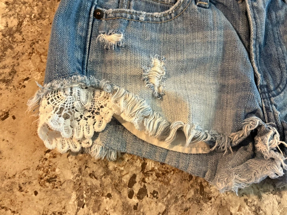 VINTAGE Y2K Abercrombie Low-Rise Distressed Crochet Light Denim Shorts Sz 00/24 - Image 2 of 4