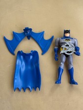 DC Comics Batman, Personaggio per bambini in Scala 14 cm con mantello e ali