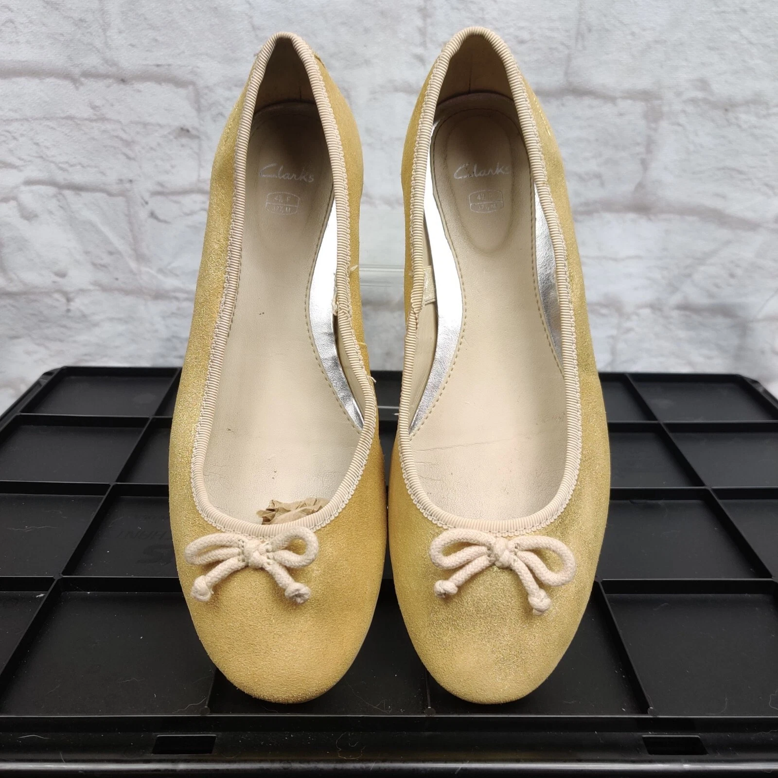 Scarpe piatte Clarks Bambini Dancealong Jnr Ballerina con fiocco accento pelle scamosciata oro taglia 4 5
