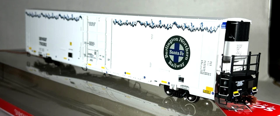 SCALETRAINS HO SCALE TRINITY 82'' 7883 CU FT REEFER BNSF SXT38909 - Image 2 of 4