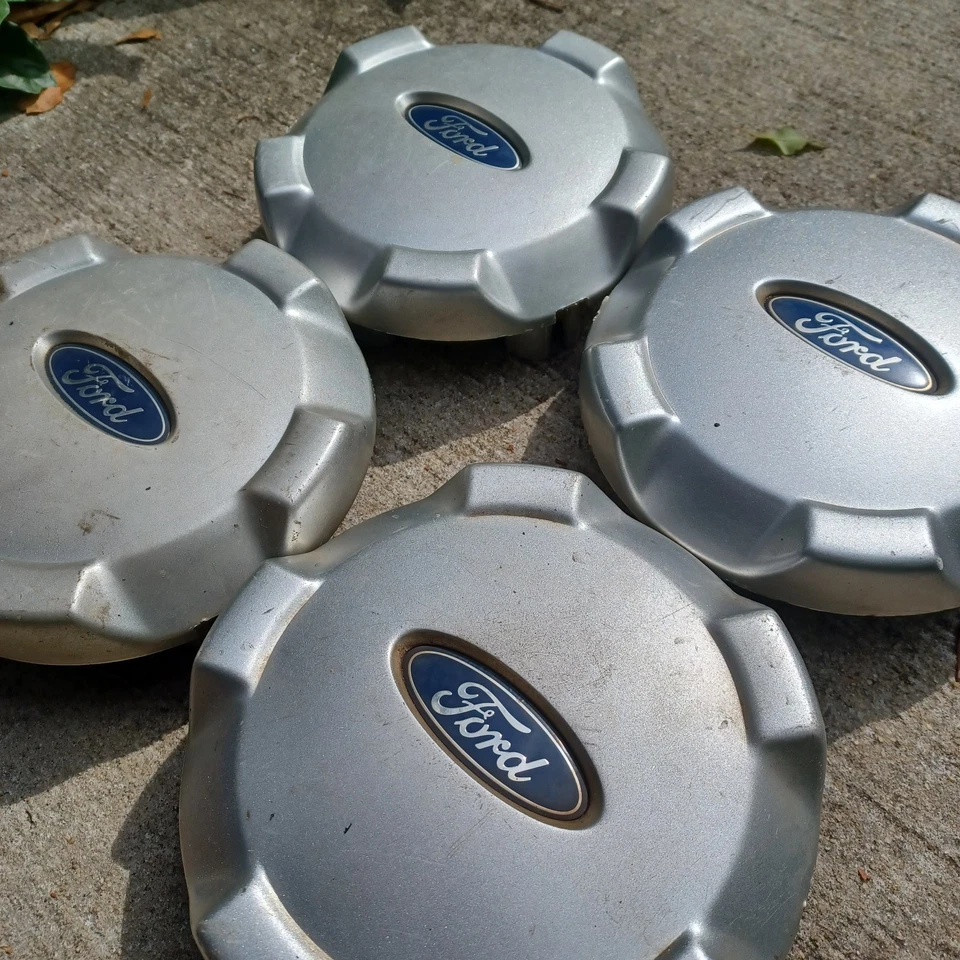 Ford Escape center cap set of 4, 2001-2006 part number YL84 1A096 EB - Image 2 of 3