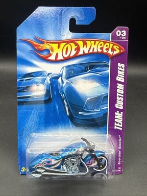 2007 Hot Wheels TEAM CUSTOM BIKES SCORCHIN SCOOTER blue white pink 151/196