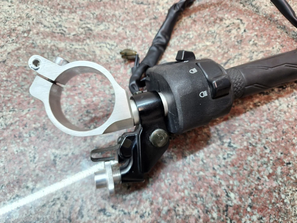 Interruptor de agarre de tubo de manillar izquierdo Yamaha YZF-R6 2008-2016 OEM 13S-26121-00 Foto 3 de 4