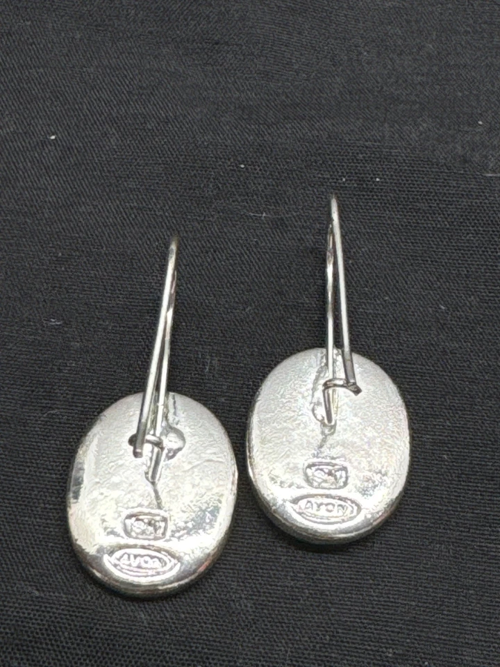 Juego de collar y pendientes Avon tono plata y madreperla Foto 4 de 4