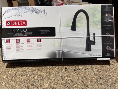 NEW! Delta Kylo Pull-Down Sprayer Single Hole Kitchen Faucet 19846Z-BL-DST Black