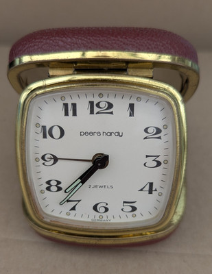 Peers Hardy Reisewecker, Analoger Wecker, Burgund & Gold, Schlafzimmer