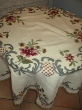 Belle Nappe ronde ancienne brodée main fleurs et arabesques en relief