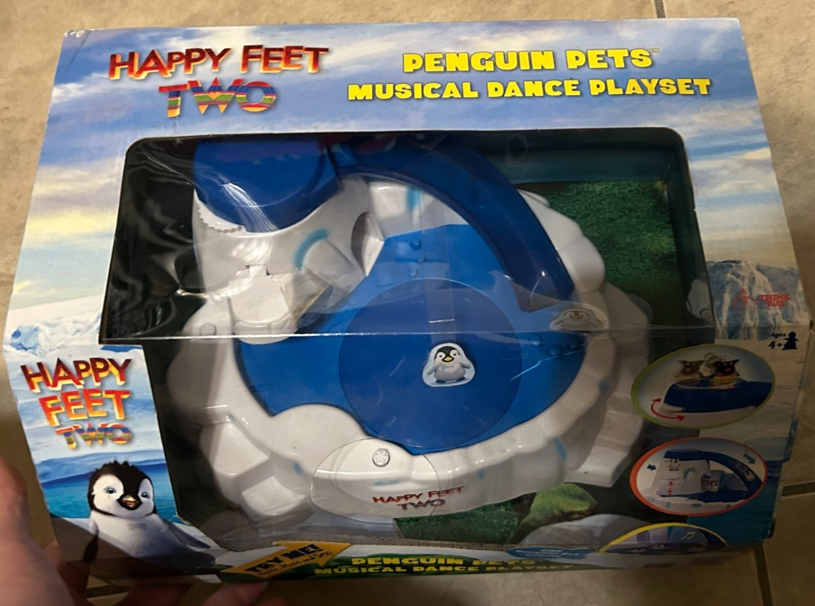【中古】「未使用品」Happy Feet Two Happy Feet Two Penguin Pets Musical Dance Playset w/ 1 Pet NEW