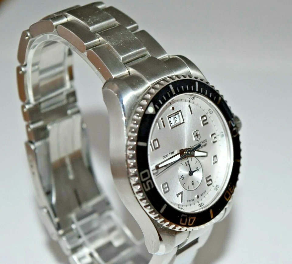 Reloj Swiss Army Maverick SS esfera plateada doble hora 241442 $625 Foto 4 de 4
