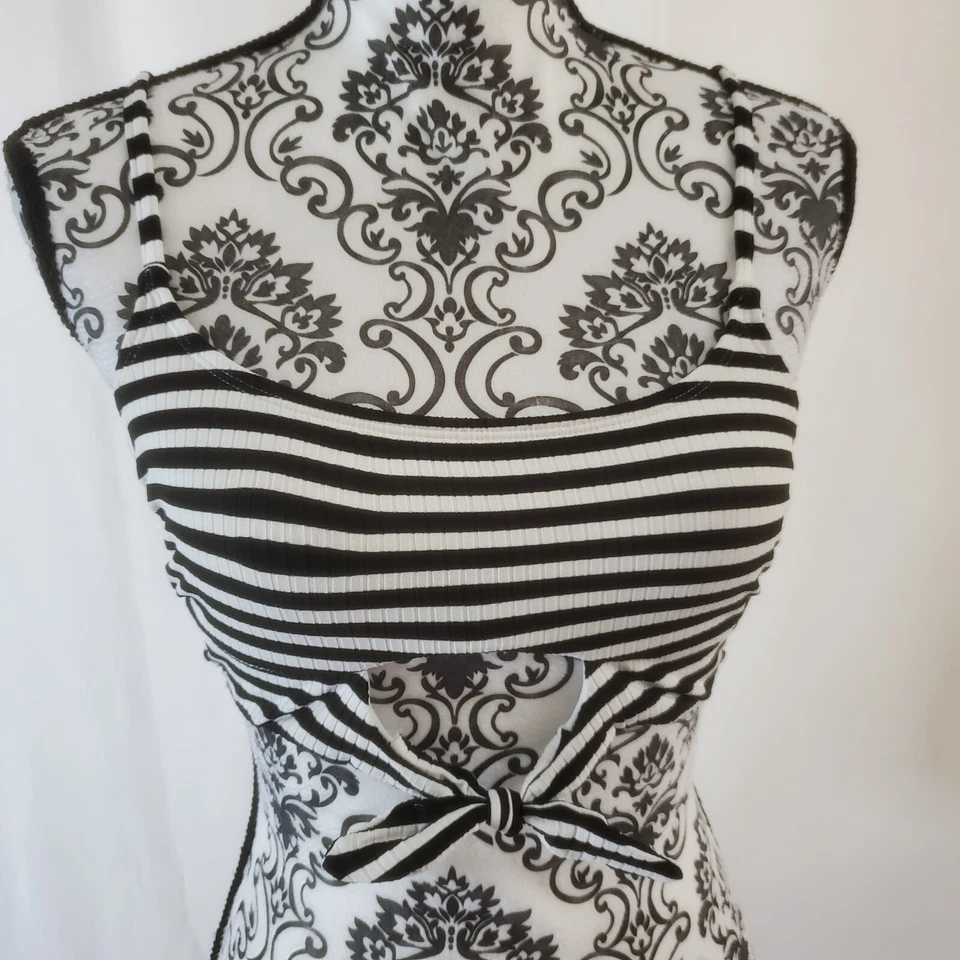 Top deportivo recortado a rayas blanco y negro talla pequeña Foto 2 de 4
