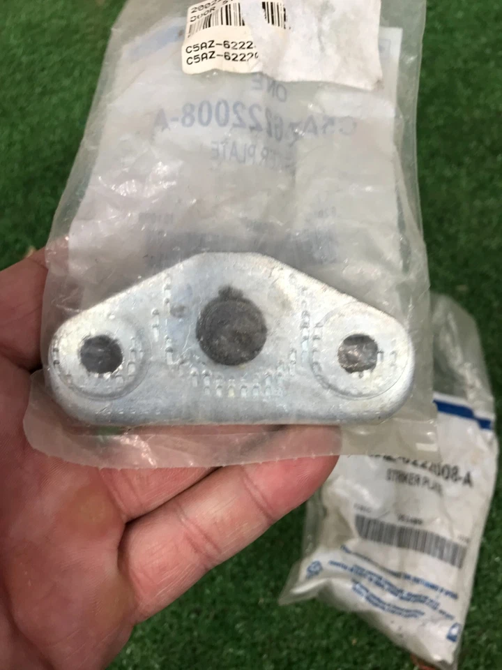 Ford Mustang 1967 1970 Bronco 1968 1977 pestillo de puerta placa de golpe C5AZ-6222008-A Foto 2 de 4