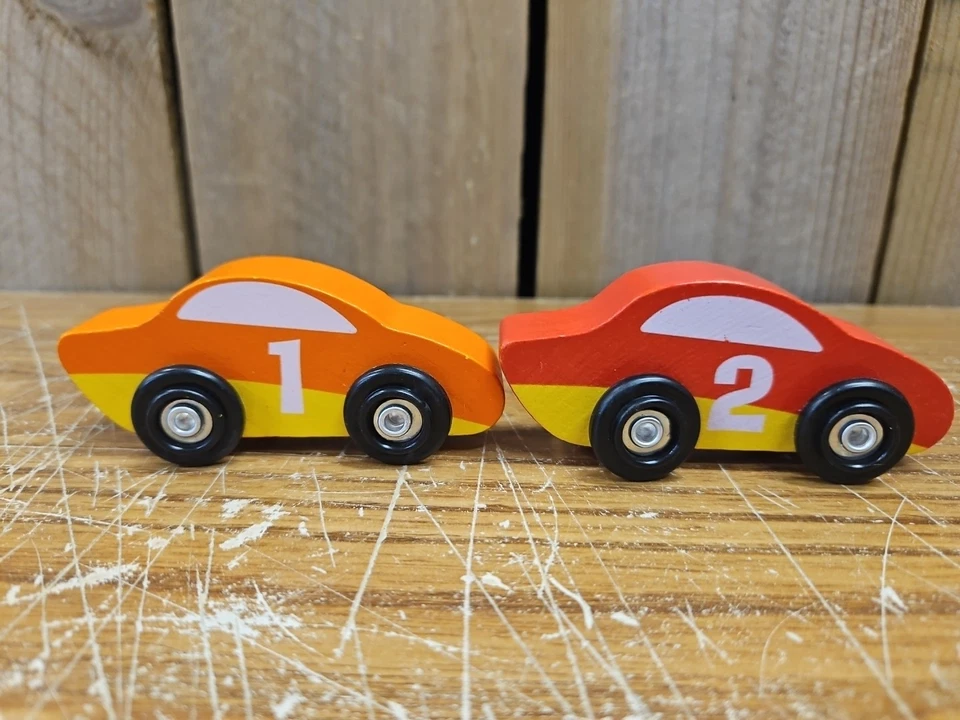 Coche de carreras de madera Melissa and Doug número 1 y 2 naranja/amarillo y rojo/amarillo Foto 3 de 3