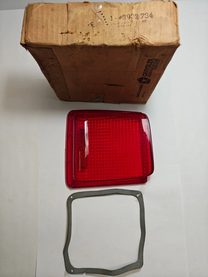 Lente de luz trasera derecha Plymouth GTX 1969 satélite con junta 2932734 nuevo de stock Foto 3 de 4