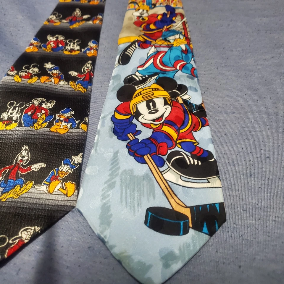 Lote de gravatas Disney Mickey Mouse Pateta Pato Donald Hóquei The Disney Store - Imagem 3 de 4