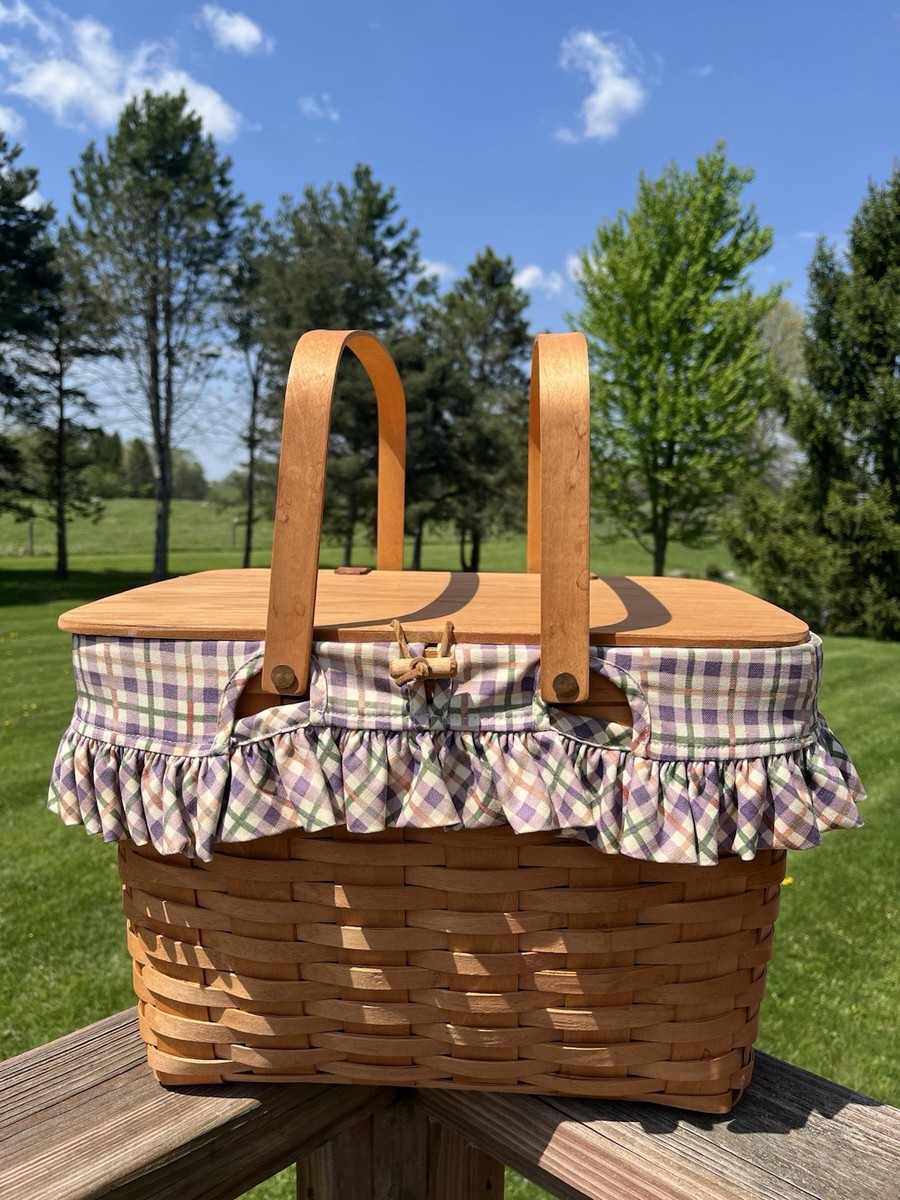 Longaberger 1999 Large Picnic Basket w/Attached lid, Liner