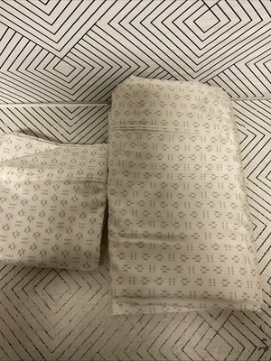   THRESHOLD   ONLY FLAT & 2 Pillowcase King Printed Performance Arneda AS IS
