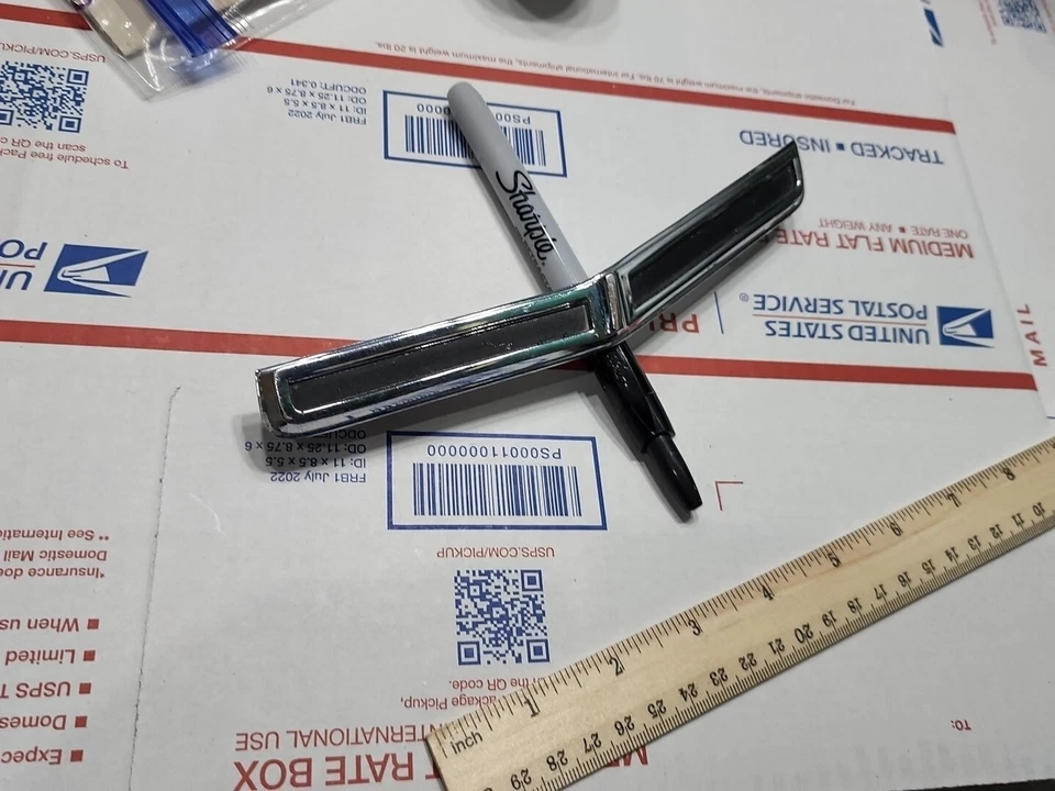 Fabricante de equipos originales Mercury Comet 202 y Voyager 1966 guardabarros lateral derecho emblema moldura C6 GB-16C149-A Foto 3 de 4