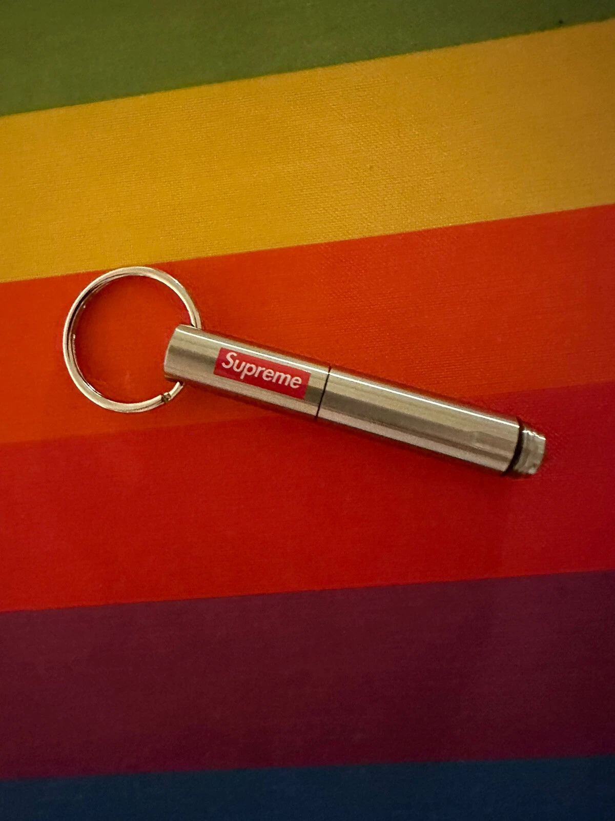 NEUF AVEC ÉTIQUETTE ! PORTE CLÉS EN ACIER INOXYDABLE SUPREME SS16 PORTE CLÉS avec stylo rouge LOGO PETITE BOÎTE