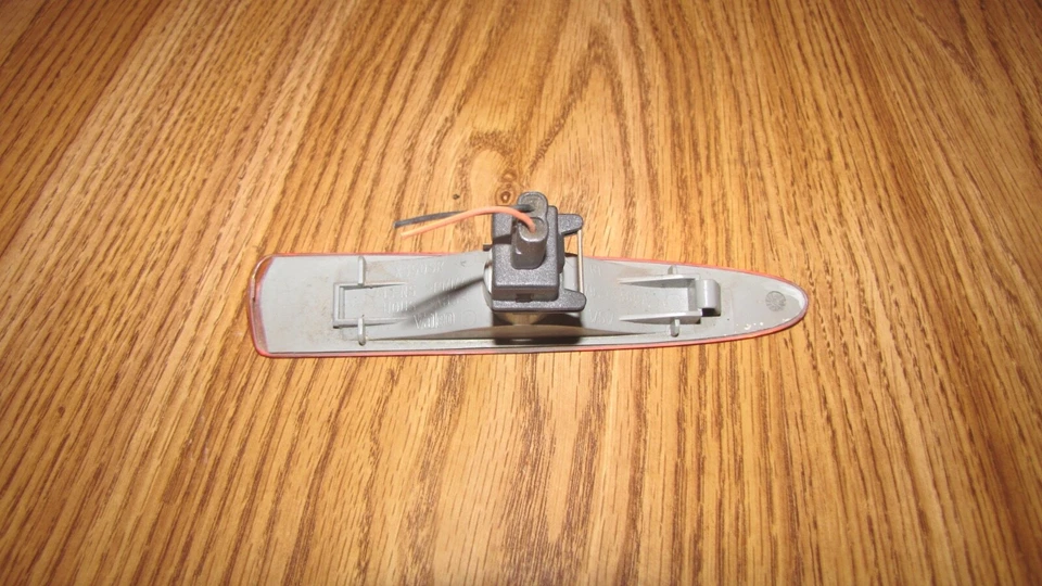 JAGUAR XJ8 XJR VANDEN PLAS FENDER SIDE MARKER LIGHT RH 2004-2005 OEM PASSENGER - Image 2 of 3