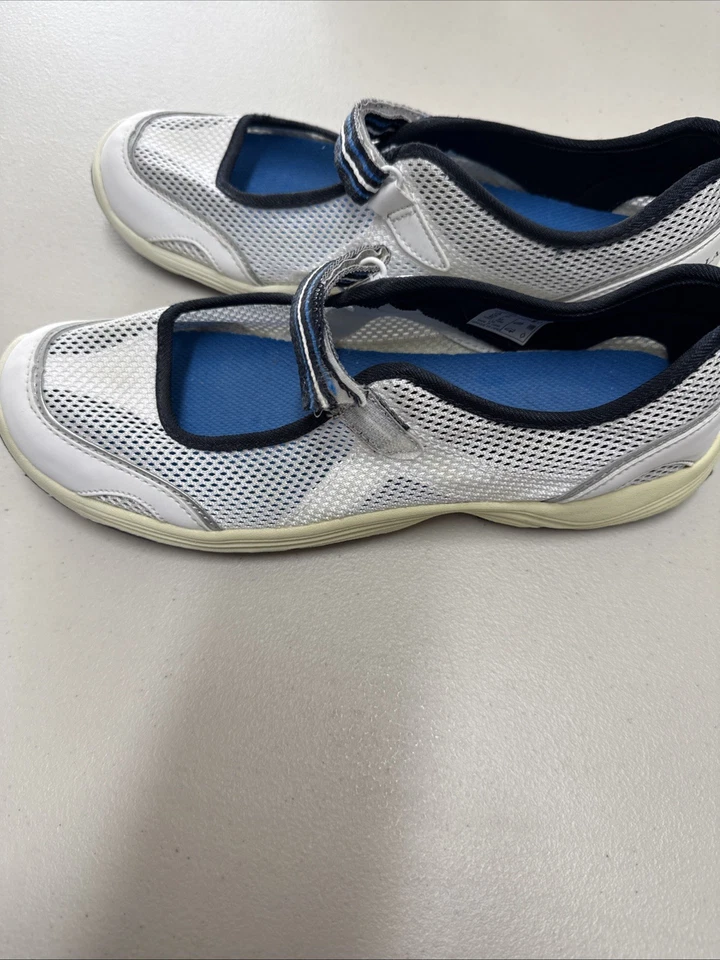 LANDS END WOMANS COMFORTABLE MESH MARY JANE STYLE WATER SHOE SIZE 9 B WHITE BLUE - Image 4 of 4