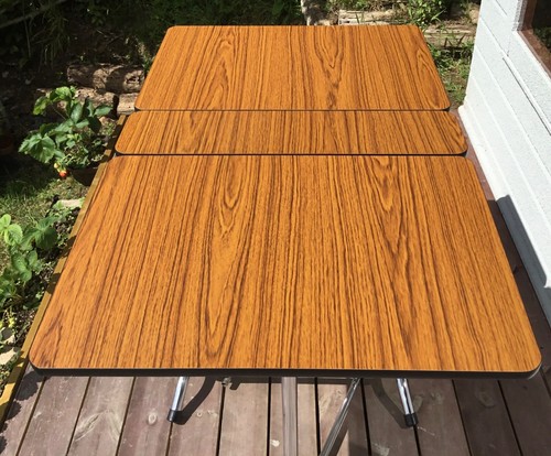 Mesa de cocina vintage Formica imitación madera con patas cromadas hojas caídas mediados de siglo - Imagen 2 de 22