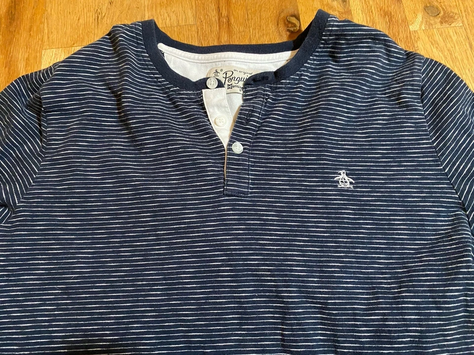 Camisa Henley de manga larga a rayas azul marino mediana Penguin By Munsingwear para mujer Foto 3 de 4