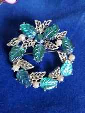 Vntg Jewelry Christmas Wreath Pin Blue Leafy Glass & Aurora Borealis Rhinestones