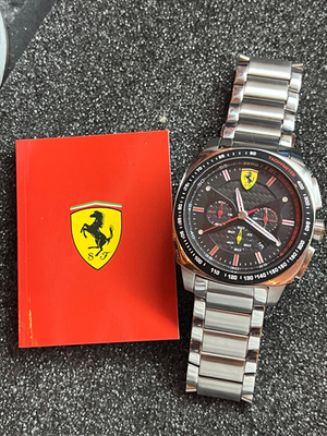 Scuderia Ferrari クロノグラフ 時計 Seiko Movement Scuderia Ferrari Watch w Bracelet SF.18.1.29.0108