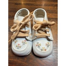 Vintage soft sole infant crib shoe. Embroidered hearts. Newborn size 0.