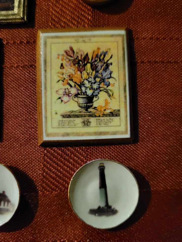 Cuadros en miniatura de casa de muñecas con marcos y placas de pared de faro Foto 3 de 4