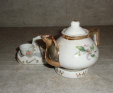VINTAGE MINIATURE GOLD TRIMMED TEA POT ON DISPLAY WITH 2 CUPS  