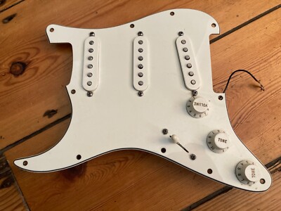 Fender Standard Stratocaster Linkshänder Gitarre geladen Kratzplatte 2015 Mexiko