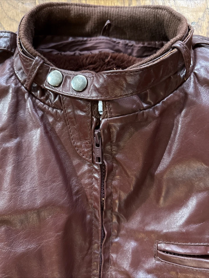 Chaqueta Bomber Berman’s De Colección Años 80’s Café Cuero Borgoña Forrada de Piel Sintética Talla 50 Foto 2 de 4