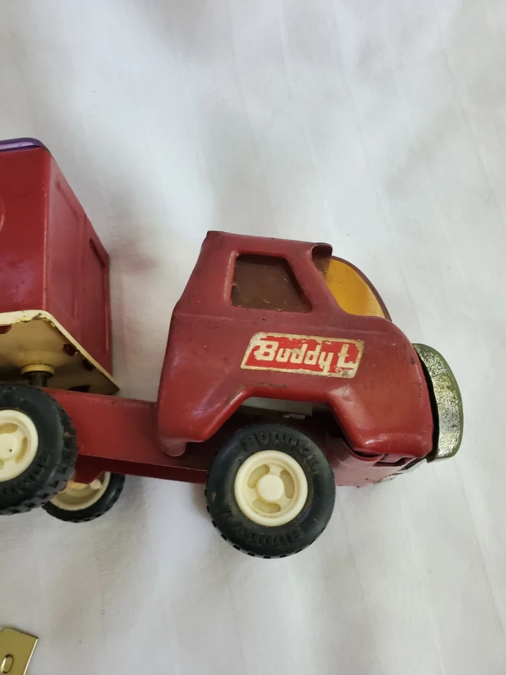 Camión remolque Buddy L para caballos de colección - cabina de plástico rojo y remolque desmontable años 80 Foto 4 de 4