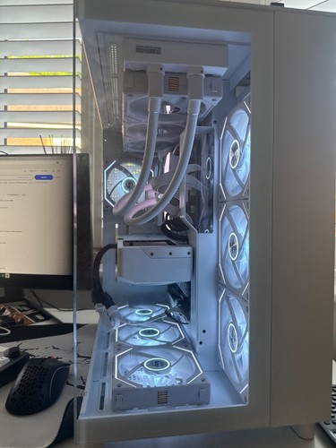 High end custom all white gaming pc specs listed in description - Afbeelding 2 van 3