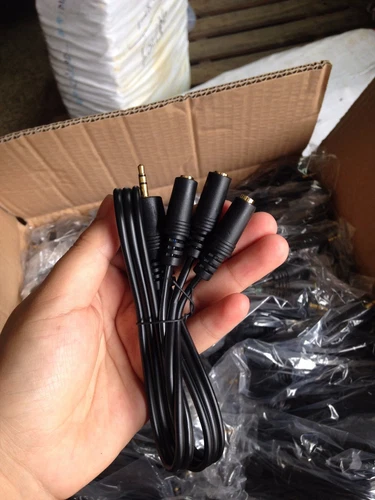 3.5mm (1/8") TRS 3 Way Samsung Galaxy to 3x Headphones Stereo Audio Splitter.