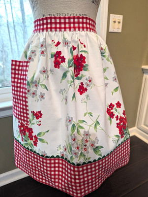 KITCHEN APRON w/POCKET hm w/''VERBENA'' VTG/USA Wilendure TB - Red Checkers Trims