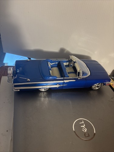 Sunnyside Blue 1960 Chevrolet Impala Low Lowrider 1/24 Scale Die Cast Spinners - Picture 3 of 17