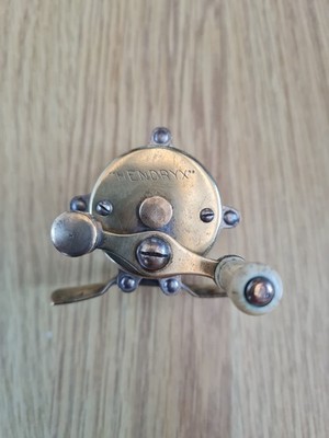 Vintage seltene Hendryx 40 Yard Messing Mini Baitcasting Angelrolle erhöhte Säulen