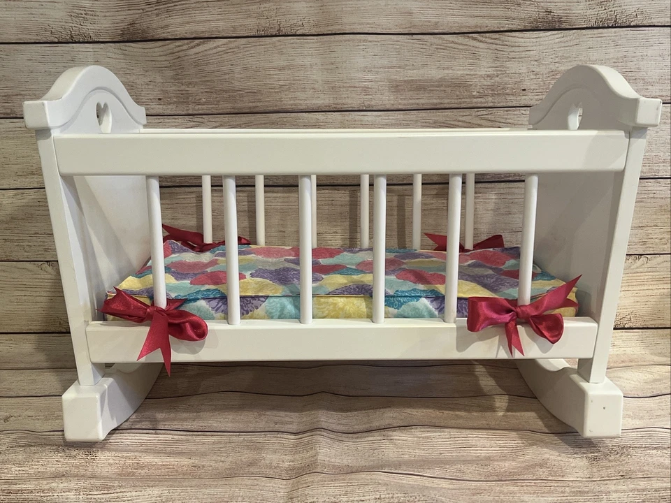 "American Girl Bitty Baby cama mecedora blanca con colchón para muñecas de 14"" 2019" Foto 3 de 4