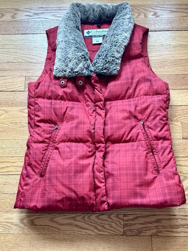 Columbia Women’s Medium Faux Fur Collar  Down Filled  Brick Red Vest